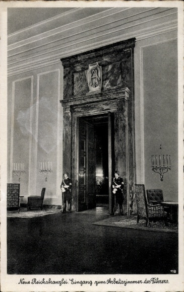 Postcard Berlin Mitte, New Reich Chancellery, entrance to the Führer's office, SS guard