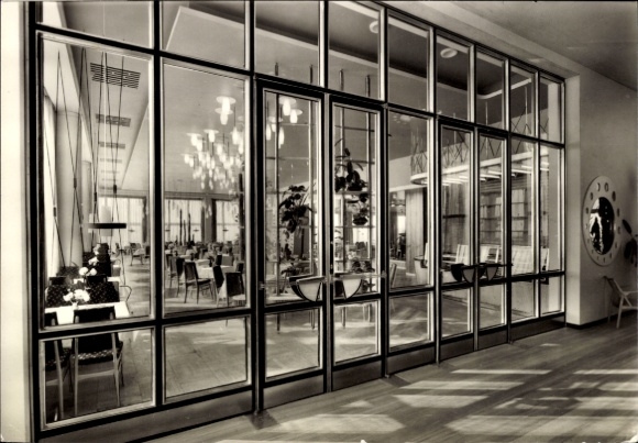 Ak Nordhausen am Harz, Moderne Inneneinrichtung, große Fensterfront, elegante Beleuchtung, Gastst