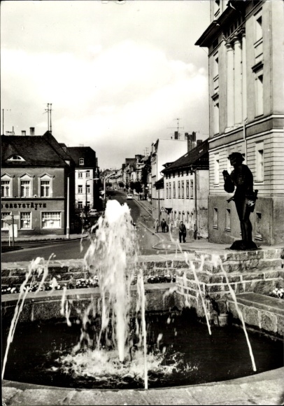 Ak Zeulenroda in Thüringen, Brunnen mit Wasserspielen, Blick auf die Straße, Statue, Gebäude