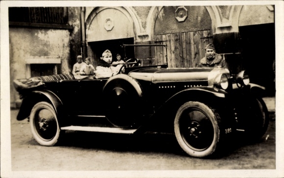 Foto Ak Französische Soldaten mit einem Automobil