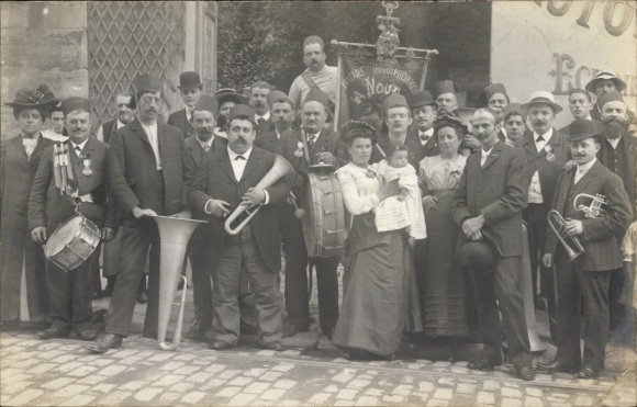 Postcard Créteil Val de Marne, group of people, musical instruments, clothing