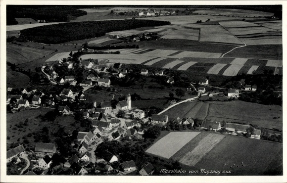 Ak Maselheim in Oberschwaben Württemberg, Luftaufnahme von  Felder, kleine Häuser, Kirche