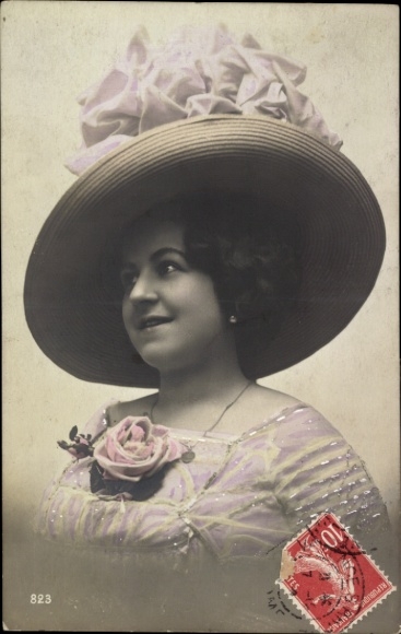 Ak-vrouw met hoed, portret