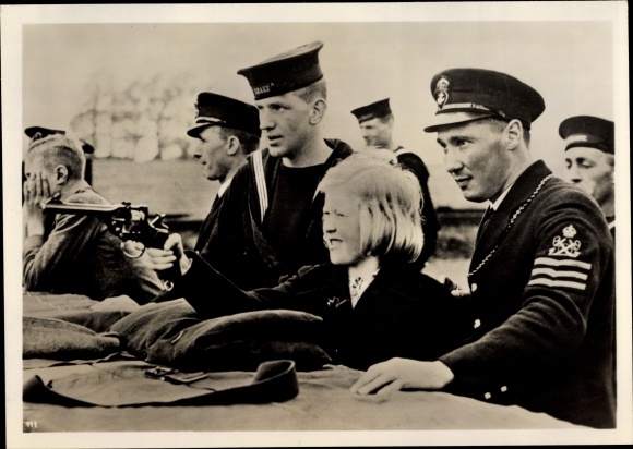 Foto Heinrich Hoffmann, Plymouth, England wirbt für Aufrüstung, Schießwettbewerb, Frau mit Pistole