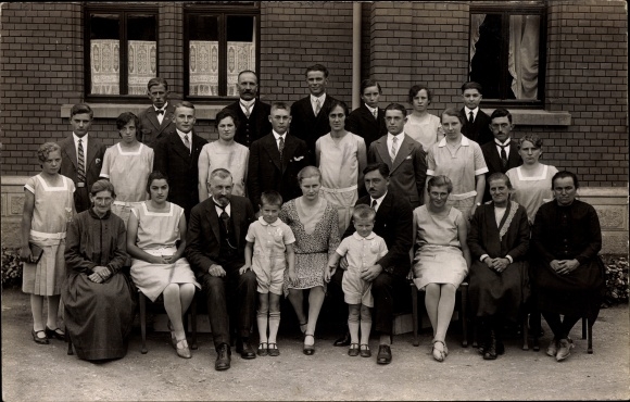 Foto Ak Donzdorf in Baden Württemberg, Gruppenbild, Familien mit Kinder