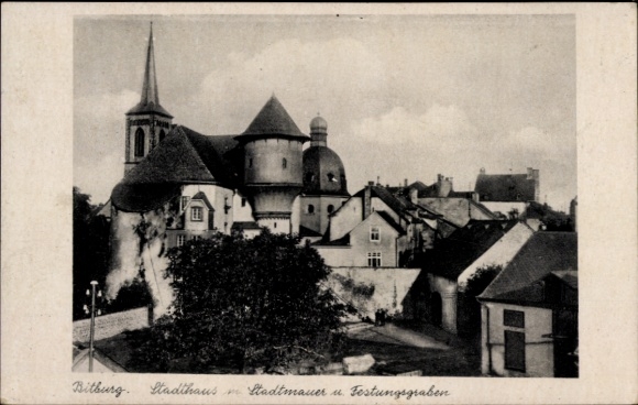 Ak Bitburg, stadshuis met stadsmuur en gracht