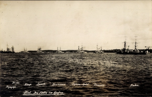 Foto Ak Kriegsschiffe, Reichsmarine, Linienschiff, Kleiner Kreuzer, Nymphe, Elsaß, Hessen, Emden