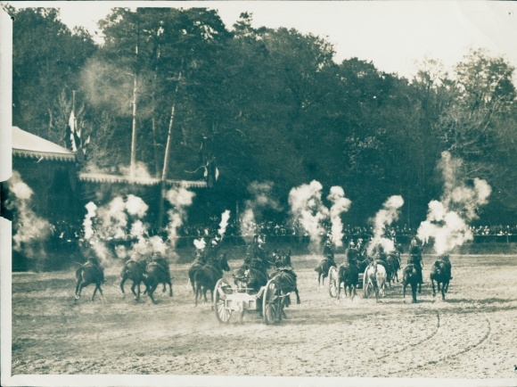 Photo Fontainebleau Seine et Marne, King of Spain Alfonso XIII, horsemen, artillerymen, 1913