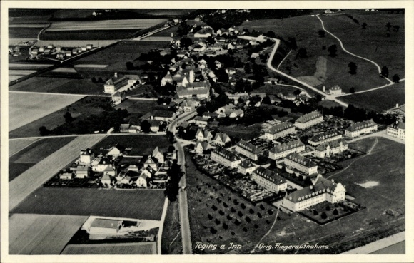 Ak Töging am Inn Oberbayern, Luftaufnahme von Toging, Wohnhäuser, Felder, Straße