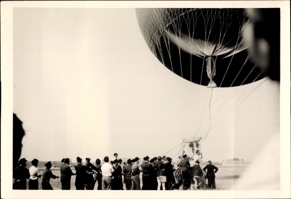 Photo balloon before takeoff, July 1959, spectators, city port