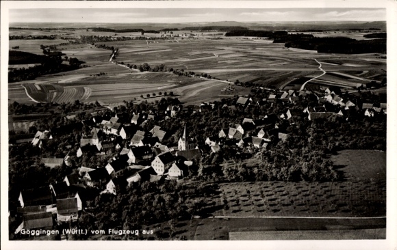 Ak Göggingen in Württemberg, Luftaufnahme von Göggingen, Häuser, Kirche, Landschaft