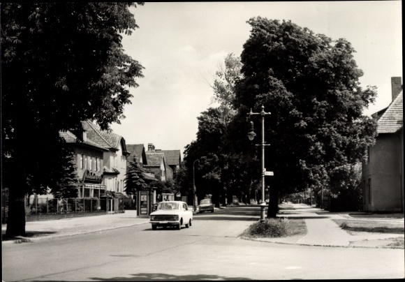 PC Berlin Treptow Bohnsdorf, Buntzelstraße, telephone booth, old gas lantern, cars