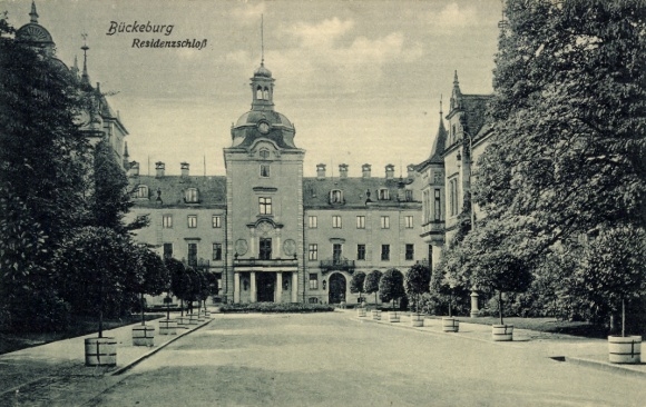 Postcard Bückeburg in the district of Schaumburg, Bückeburg Residence Palace, architecture, well-kept gardens