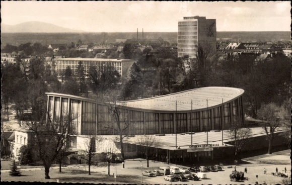 Ak Karlsruhe in Baden, Schwarzwaldhalle,  moderne Architektur, Bäume, Autos