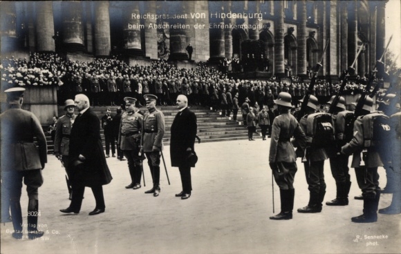 Postcard Reich President Paul von Hindenburg inspecting the guard of honor