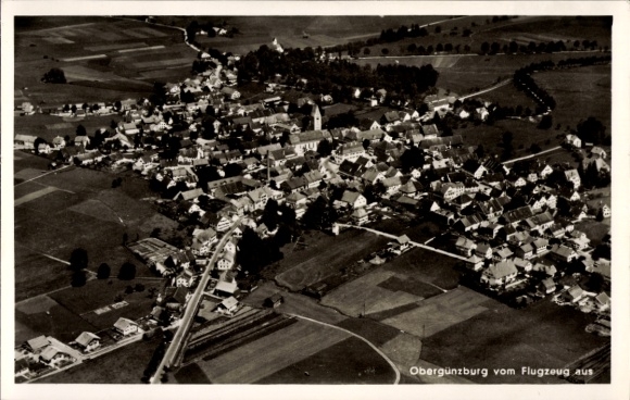 Ak Obergünzburg im Allgäu, Luftaufnahme von  Häuser, Felder, Kirche