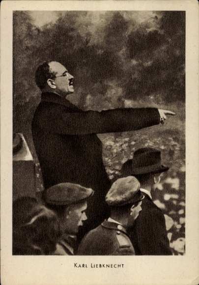 Ak Karl Liebknecht, Marxist, Antimilitarist, Ausgestreckter Arm bei einer Rede, Gestik, ZK der KPD