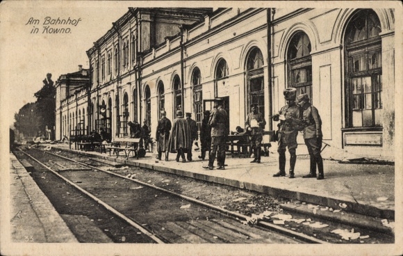 Postcard Kaunas Kowno Kauen Lithuania, At the train station, soldiers, I. WK