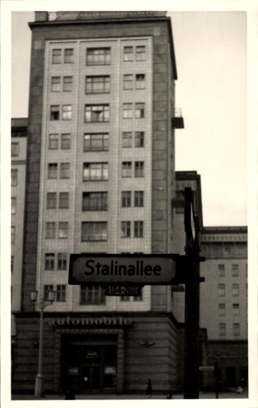 Photo Postcard Berlin Friedrichshain, Stalinallee, high-rise
