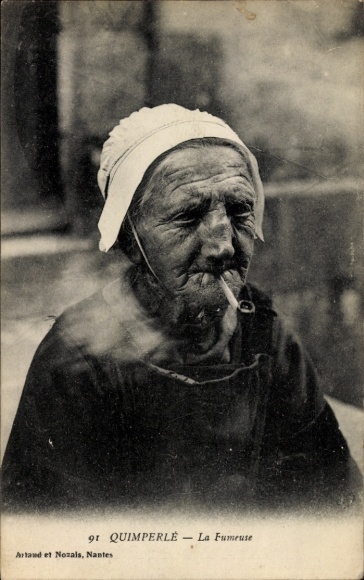 PC Quimperlé Finistère, smoking woman with a pipe