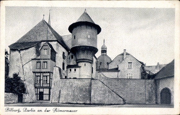 Ak Bitburg in de Eifel, kasteelgebouw, ronde toren, Romeinse muur, zwart-witfoto