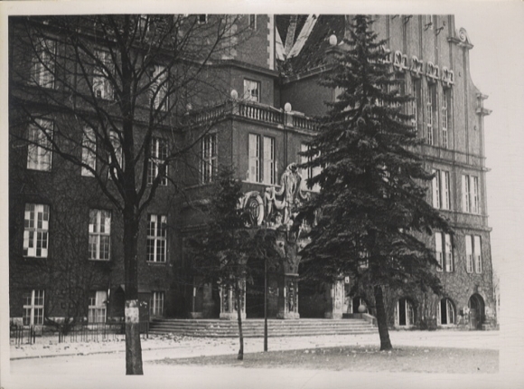 Original Foto Berlin Reinickendorf, Rathaus Wittenau, Eingangsportal, um 1948, ca. 12x17 cm