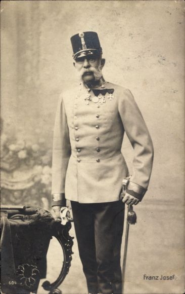Ak Kaiser Franz Joseph I., Standportrait in Uniform, Orden