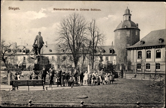 Ak Siegen in Westfalen, Bismarckdenkmal, Unteres Schloss, Park mit Menschen, Bäume, Statue