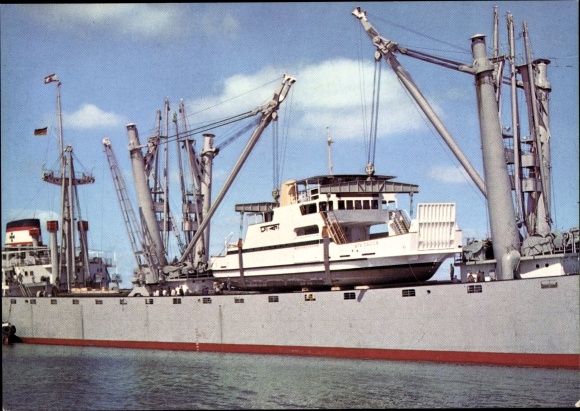 Ak Overname van een veerboot op vrachtschip MS Treuenfels, DDG Hansa