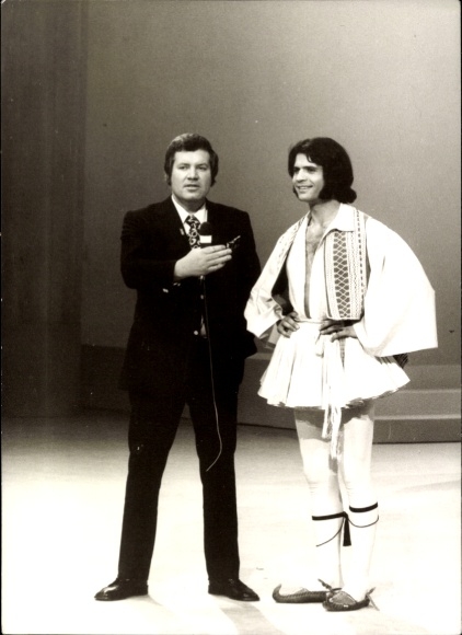 Photo Postcard Moderator Wim Thoelke with singer Costa Cordalis
