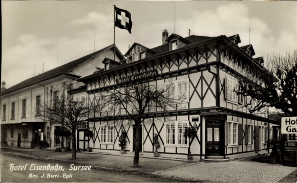 Ak Sursee Kanton Luzern, Hotel Eisenbahn, Schweizer Flagge, Fachwerkstil, strahlende Fenster