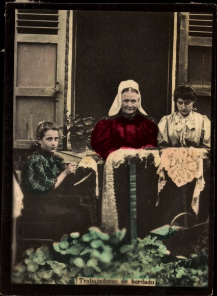 Photo Belgien, Embroidery workers, Spitzenklöpplerinnen in Trachten
