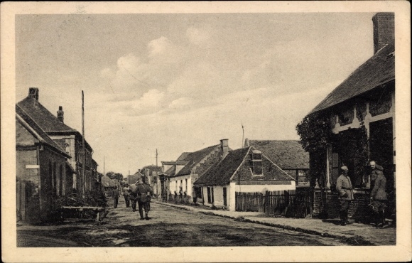 Ak Frankreich?, Belgien?, Straßenpartie am Kriegsschauplatz, deutsche Soldaten, Wohnhäuser