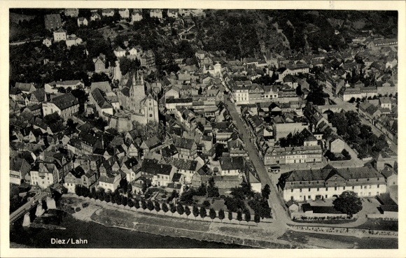 Ak Diez an der Lahn, Luftaufnahme von Diez, Häuser, Kirche, Straßen, Lahn