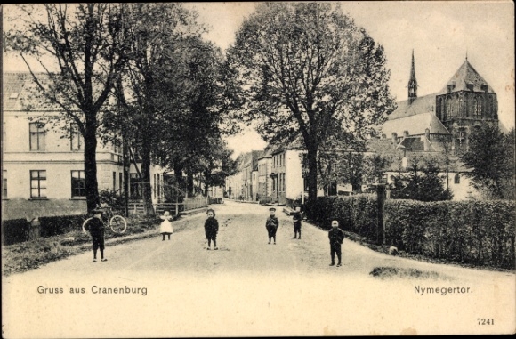 Postcard Cranenburg Kranenburg on the Lower Rhine, Nymegertor, church, children