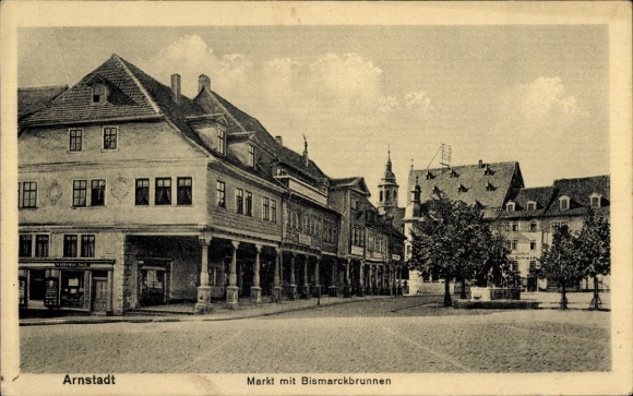 Ak Arnstadt in Thüringen, Markt mit Bismarckbrunnen, alte Gebäude, städtische Architektur