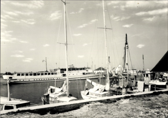 Ak Neuendorf Insel Hiddensee in der Ostsee, Hafen, Segelboote, Dampfer