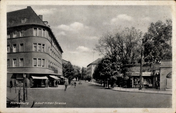 Ak Merseburg an der Saale, Straßenszene, Gebäude, Geschäfte, Adolf Hitler Straße