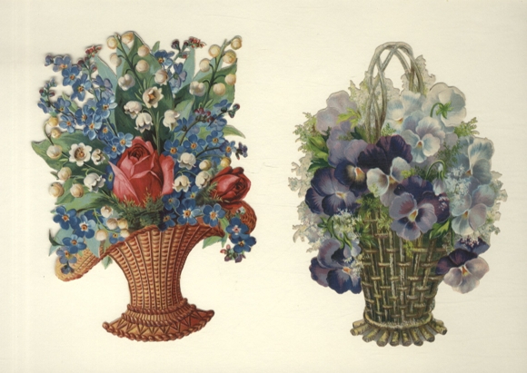 2 Oblaten Blumenkörbe mit üppigen Blütenbouquets, ca. 17 x 12 cm und 16 x 12 cm