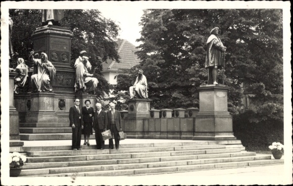 Photo Worms am Rhein, group portrait at the monument