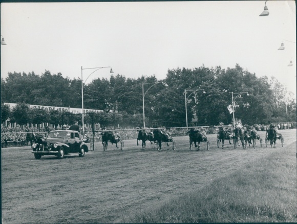 foto Berlin West 1954, drafbaan Berlin Mariendorf, startwagen