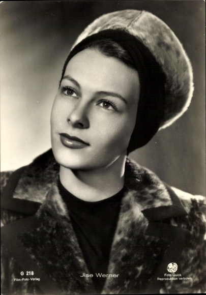 Postcard actress Ilse Werner, portrait with fur cap, coat, Film Photo Verlag G 218