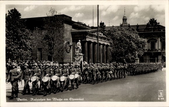 Postcard Berlin Mitte, Alexanderplatz, military parade, soldiers with drums, memorial