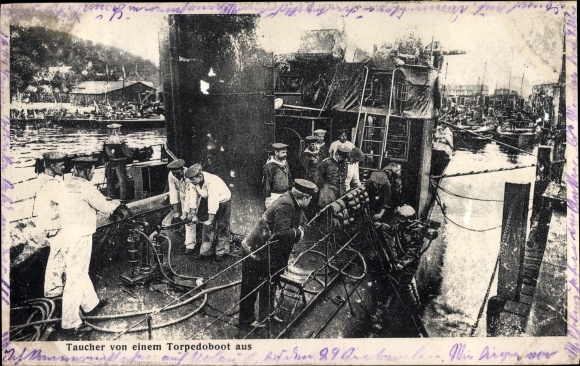 Postcard Deutsches Kriegsschiff, divers on a torpedo boat