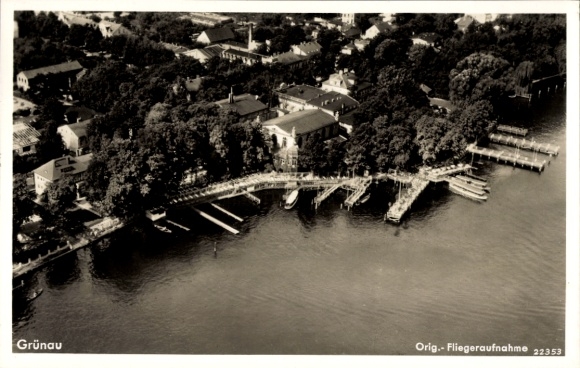 Ak Berlin Köpenick Grünau, Luftaufnahme, Wasser, Boote, Bäume, Gebäude, Schwarz-Weiß