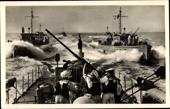 Postcard German warships, Räumboote, Kriegsmarine, sailors at the rear gun