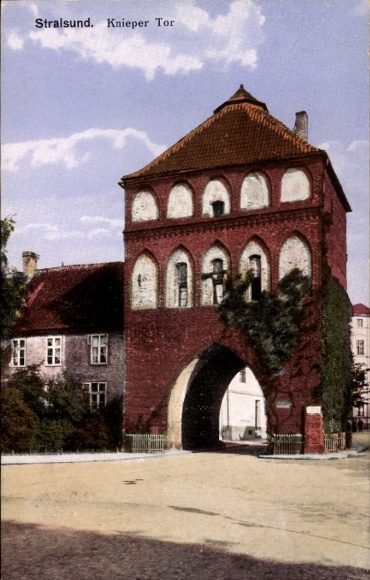 Ak Stralsund in Vorpommern, Knieper Tor, rote Backsteinarchitektur, Himmel mit Wolken