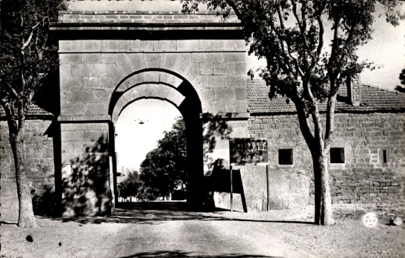 Ak Aumale Algerien, Torbogen, Mauer, Bäume, Straße, Beschriftung AUMALE - La Porte du Sud