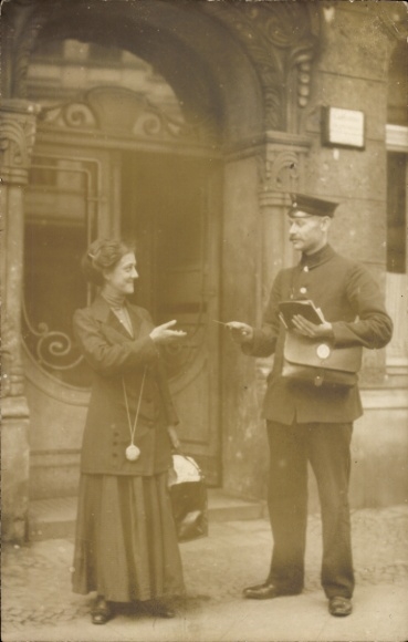 Photo Postcard Berlin, Berlin postman hands a letter to a woman