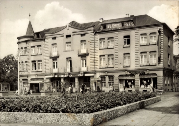 Postcard Bitterfeld in Saxony-Anhalt, hotel, restaurant, front view, people on the street
